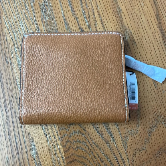 Vera Bradley Handbags - Brand New Vera Bradley Essential Small Wallet!!!